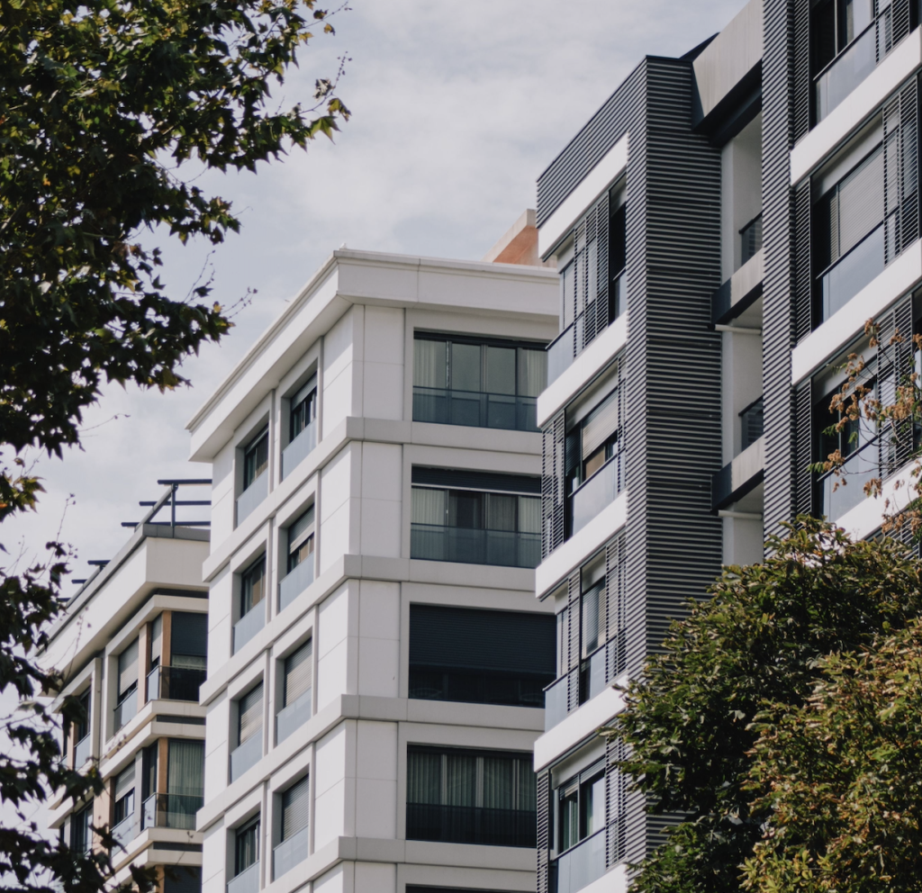 Edificio moderno de apartamentos gestionado por Nadal Inmobiliaria