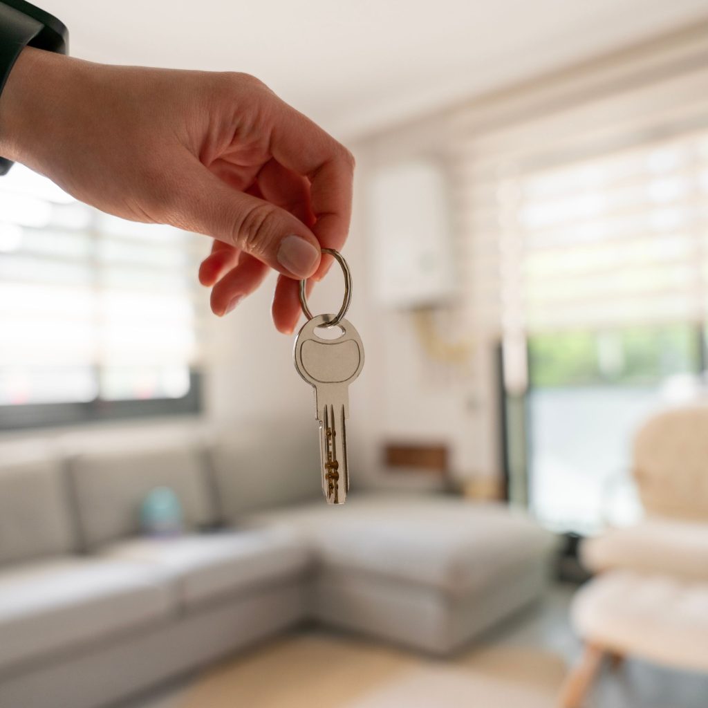Entrega de llaves de una vivienda por Nadal Inmobiliaria